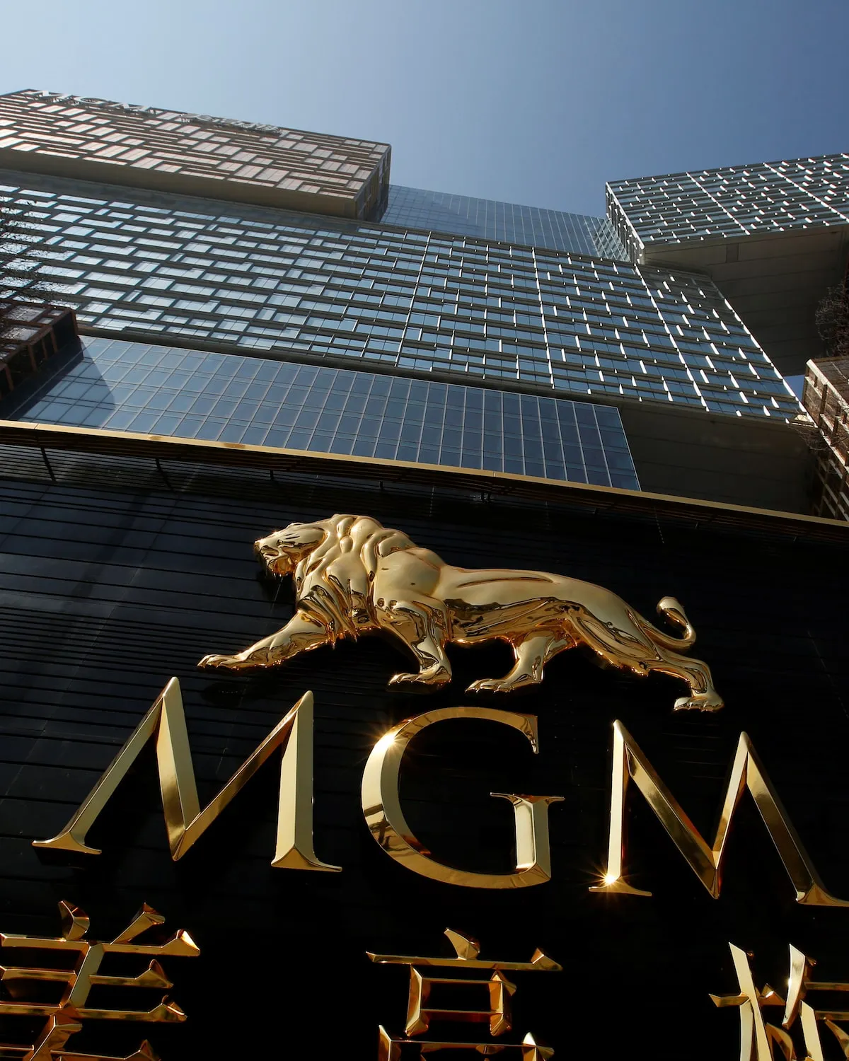 澳门美高梅酒店金色波浪形建筑外观